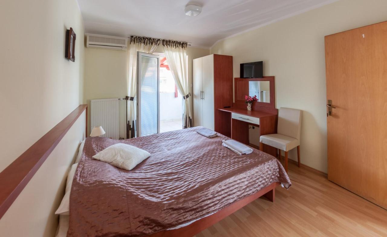 Pag Marina Rooms & Apartment ภายนอก รูปภาพ
